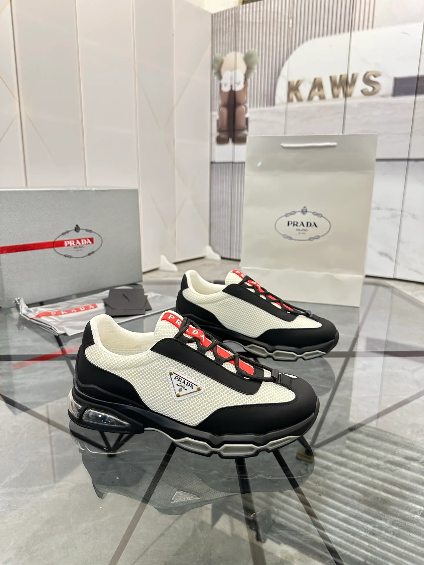 Men's shoes for sale 💰: 💰P660¥ High-end top quality Product trademark: Prada *"Prada*" low-top casual shoes Regular size: 38-45 (can be customized to 46) Product materials: Upper imported first-layer cowhide spliced ​​with original fabric, breathable lining, cowhide foot pads, original air cushion outsole. No.: 001